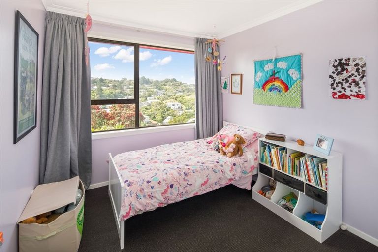 Photo of property in 102 Ruskin Road, Newlands, Wellington, 6037