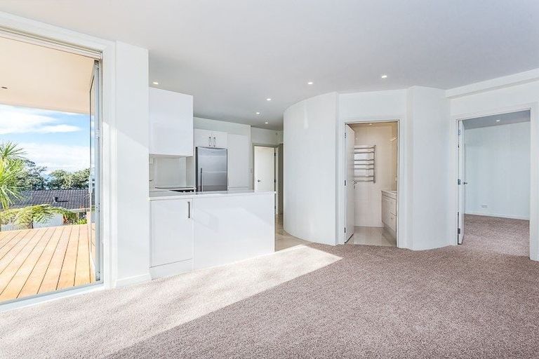 Photo of property in 6b Browns Bay Road, Rothesay Bay, Auckland, 0630