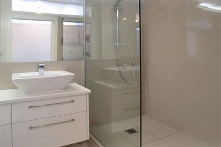 Photo of property in 2f3 Oriental Terrace, Mount Victoria, Wellington, 6011