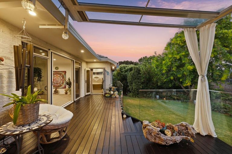 Photo of property in 22 Windfall Grove, Greenhithe, Auckland, 0632