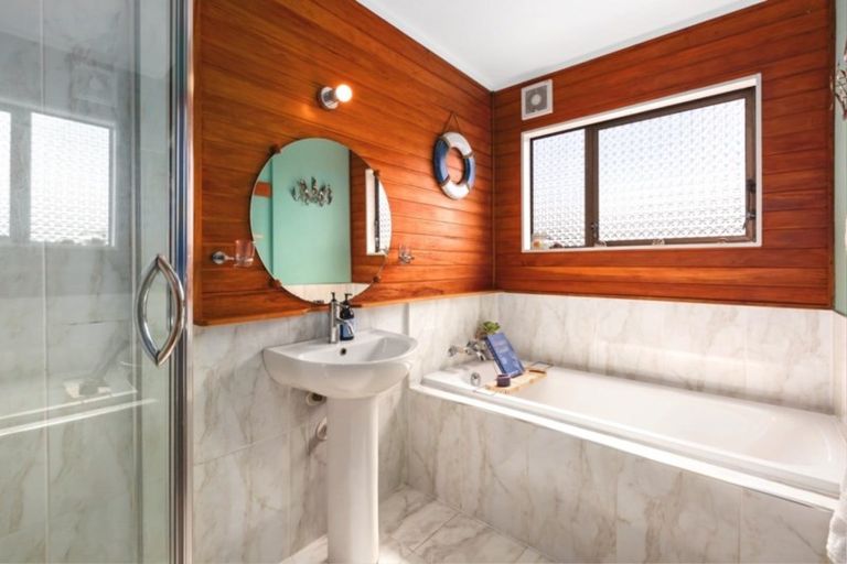 Photo of property in 21 Mercury Way, Whitby, Porirua, 5024