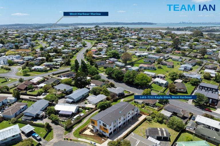 Photo of property in 11 Kayle Glen, West Harbour, Auckland, 0618