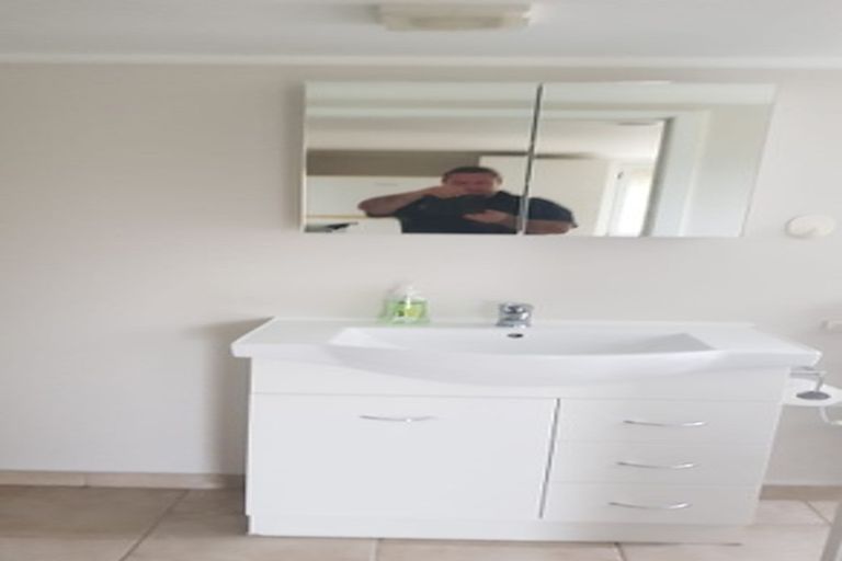 Photo of property in 37 John Dee Crescent, Red Beach, 0932
