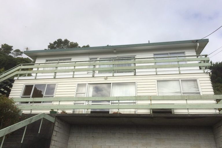 Photo of property in 8a Longcroft Terrace, Newlands, Wellington, 6037