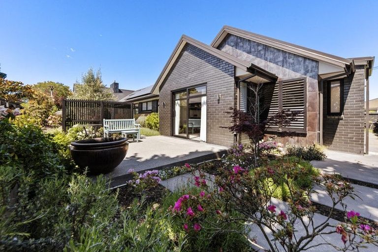 Photo of property in 17 Lees Road, Strowan, Christchurch, 8052