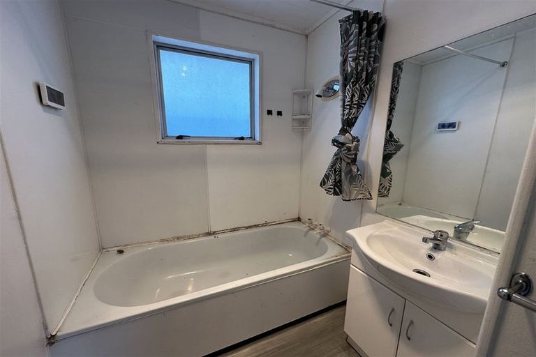 Photo of property in 10 Glenfinn Place, Massey, Auckland, 0614