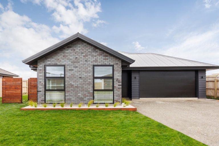 Photo of property in 70 Atlantic Drive, Fitzherbert, Palmerston North, 4410