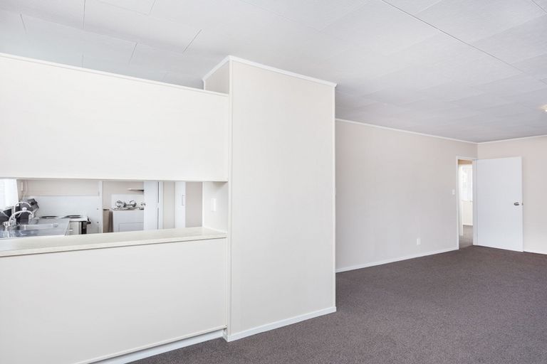 Photo of property in 1/62 Forest Road, Henderson, Auckland, 0612