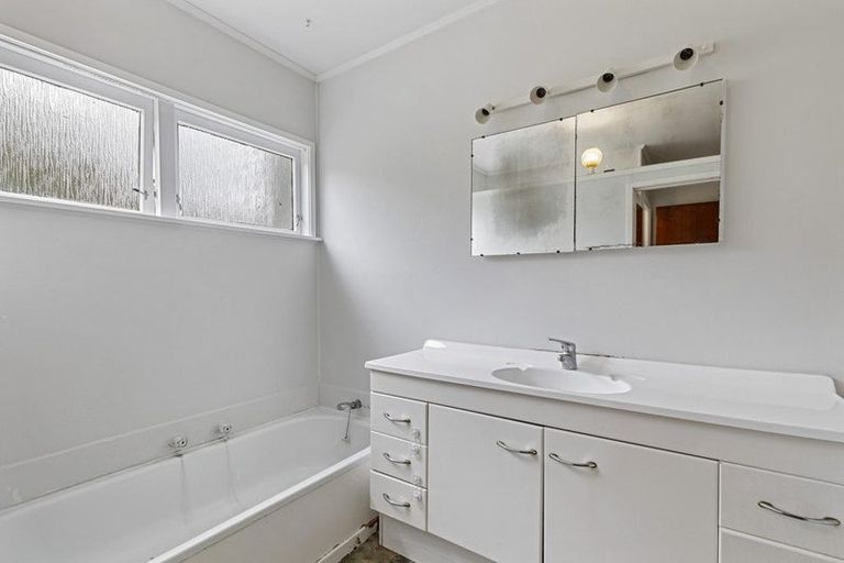 Photo of property in 20 Shanaway Rise, Hillcrest, Auckland, 0627