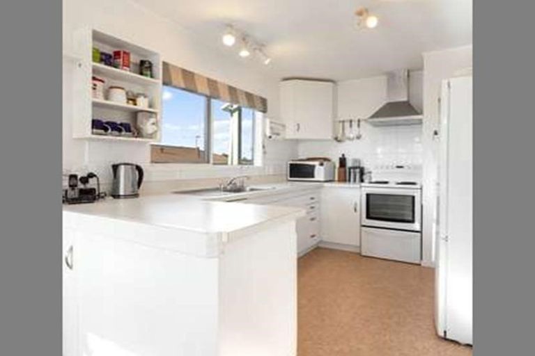 Photo of property in 2/8 Rickards Place, New Lynn, Auckland, 0600