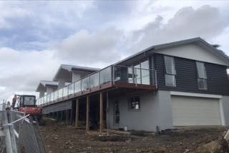 Photo of property in 32 Roxborough Place, East Tamaki Heights, Auckland, 2016