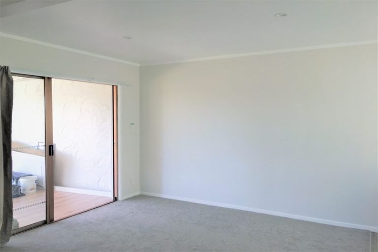 Photo of property in 2/19 Hollyhock Place, Browns Bay, Auckland, 0630