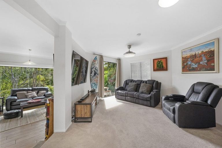Photo of property in 5 Springwater Vale, Unsworth Heights, Auckland, 0632