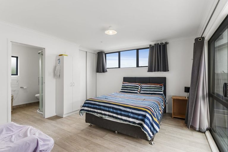 Photo of property in 12 Gloria Avenue, Te Atatu Peninsula, Auckland, 0610