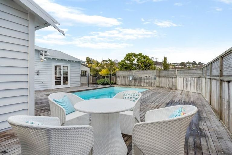 Photo of property in 14 Scarlet Oak Drive, Schnapper Rock, Auckland, 0632