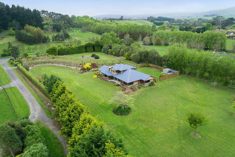 Photo of property in 46 Turitea Road, Fitzherbert, Palmerston North, 4472