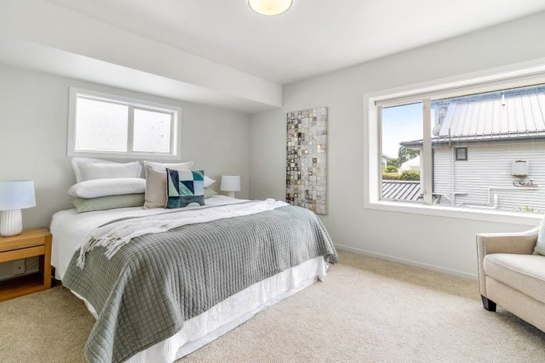 Photo of property in 22 Tiri Road, Milford, Auckland, 0620