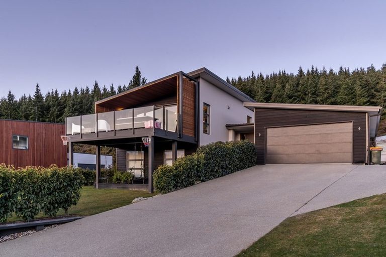 Photo of property in 8 Edgewood Place, Wanaka, 9305