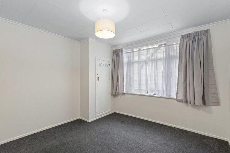 Photo of property in 87 Queens Drive, Lyall Bay, Wellington, 6022