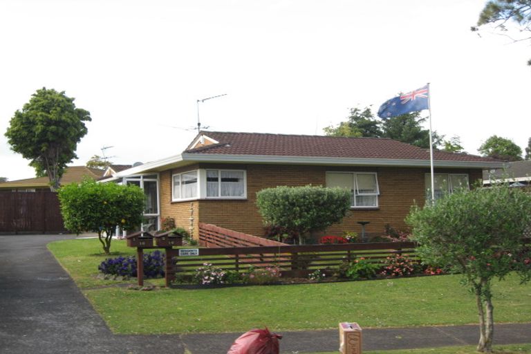 Photo of property in 2/16 Challen Close, Conifer Grove, Takanini, 2112
