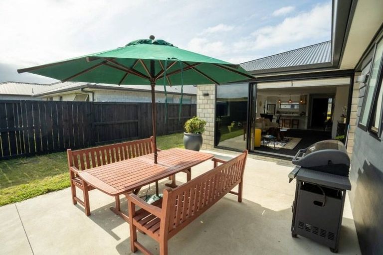 Photo of property in 35 Taioma Close, Papamoa, 3118