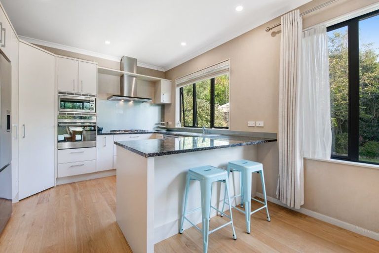 Photo of property in 22 Bur Oak Terrace, Schnapper Rock, Auckland, 0632
