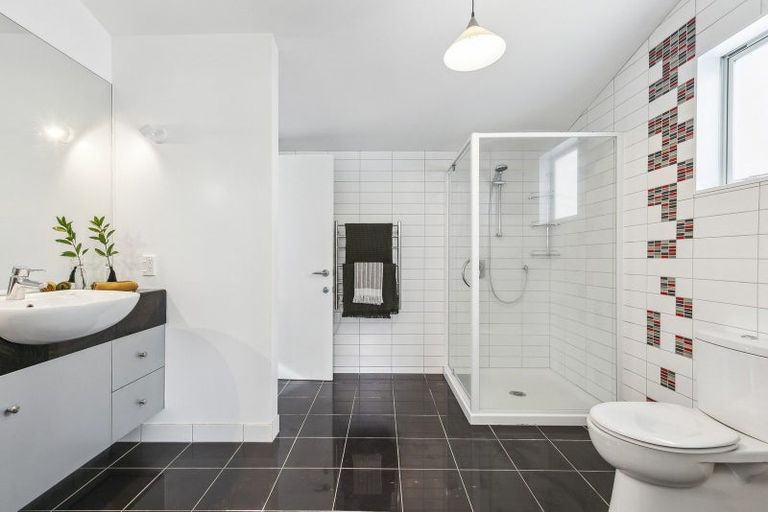 Photo of property in 51b Herald Street, Berhampore, Wellington, 6023