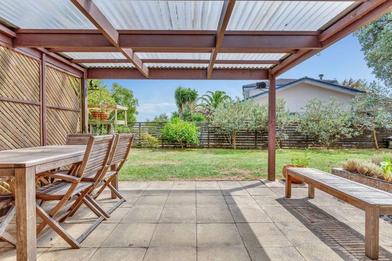 Photo of property in 1 Tupara Crescent, Kawaha Point, Rotorua, 3010