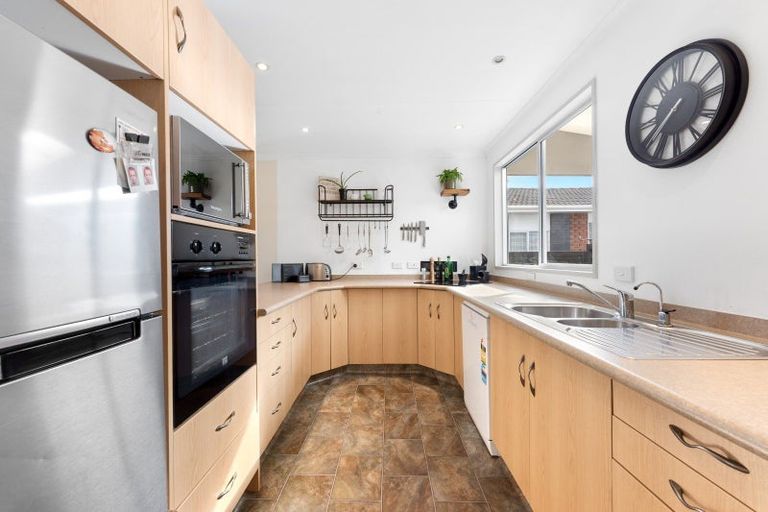 Photo of property in 19 Hillcrest Drive, Kelvin Grove, Palmerston North, 4414