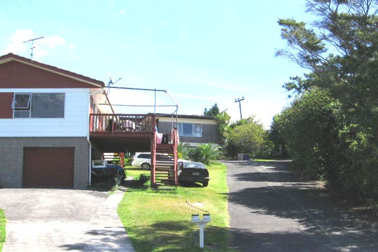 Photo of property in 1/66 Cockayne Crescent, Sunnynook, Auckland, 0620