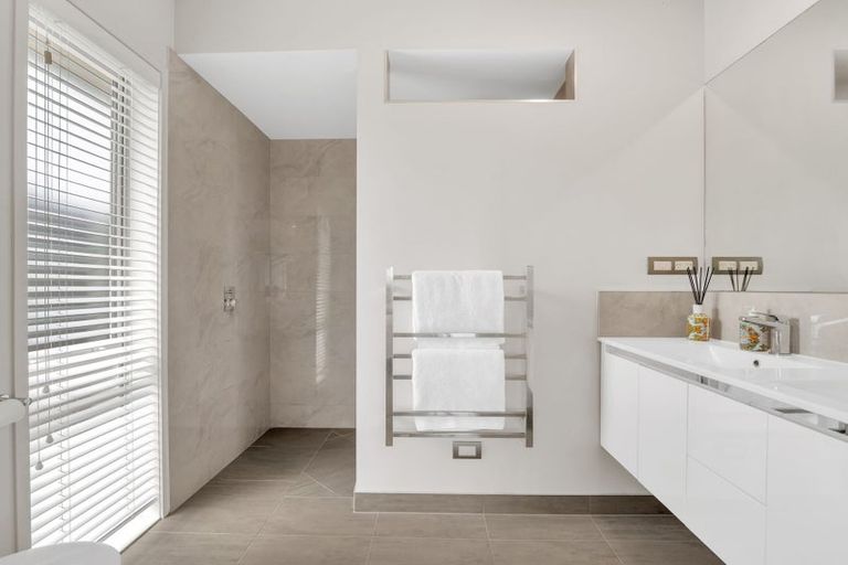 Photo of property in 9 Portofino Point, Karaka, Papakura, 2113