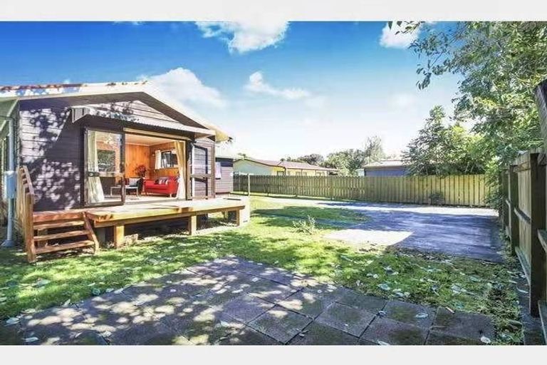 Photo of property in 20 Yeovil Road, Te Atatu Peninsula, Auckland, 0610