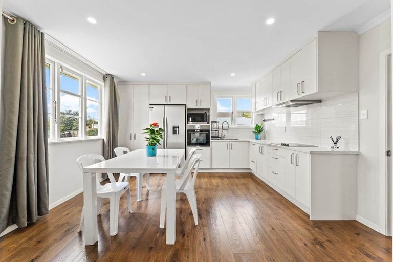 Photo of property in 37 Queen Mary Avenue, New Lynn, Auckland, 0600