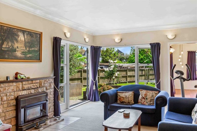 Photo of property in 35 Yeovil Road, Te Atatu Peninsula, Auckland, 0610
