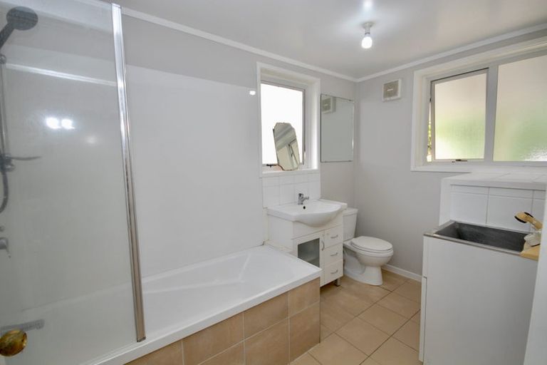 Photo of property in 2/24 Exeter Place, Unsworth Heights, Auckland, 0632