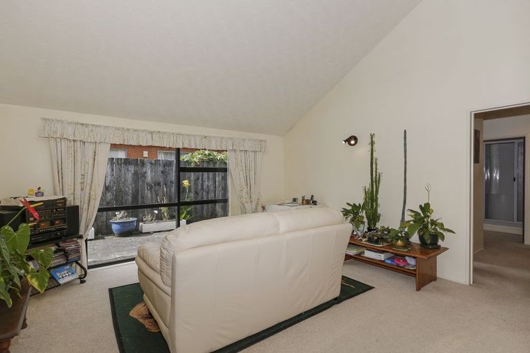 Photo of property in 2/19 Islington Avenue, New Lynn, Auckland, 0600
