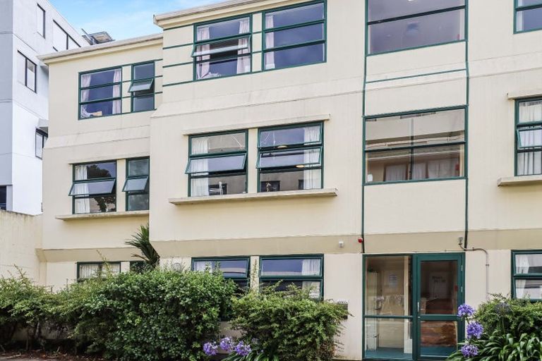 Photo of property in Te Awhina Apartments, 27/22u Sussex Street, Mount Cook, Wellington, 6021