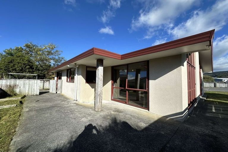 Photo of property in 37 Mcewen Crescent, Riverstone Terraces, Upper Hutt, 5018