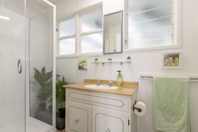 Photo of property in 11 Earle Place, Acacia Bay, Taupo, 3330