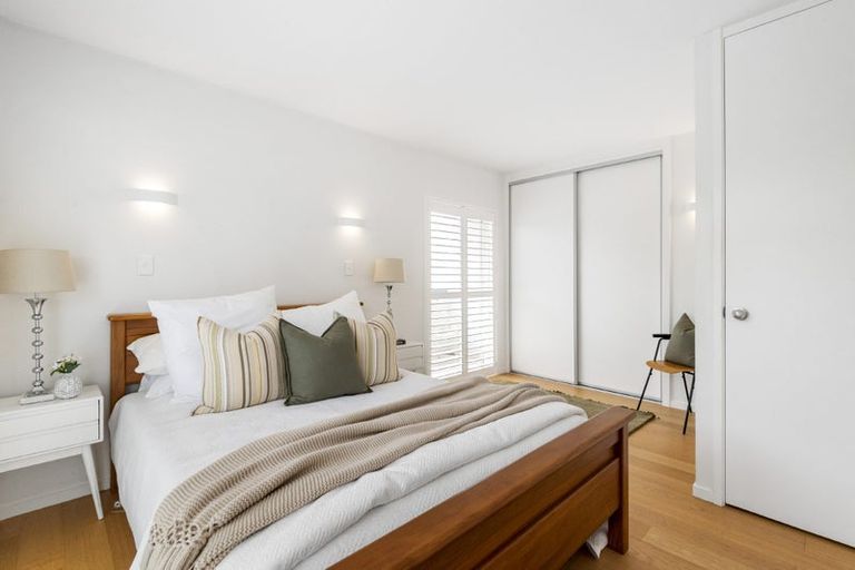 Photo of property in 3/25 Stanley Point Road, Stanley Point, Auckland, 0624