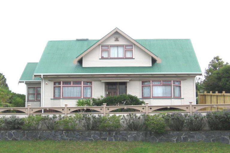 Photo of property in 24 Te Atatu Road, Te Atatu South, Auckland, 0610