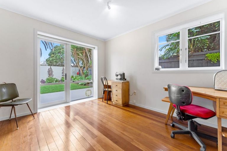 Photo of property in 22 Tiri Road, Milford, Auckland, 0620