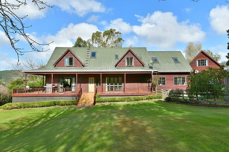 Photo of property in 2 Pineview Lane, Helensville, 0875