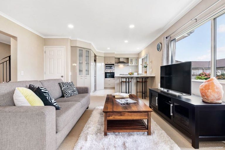 Photo of property in 16 Carousel Crescent, East Tamaki Heights, Auckland, 2016