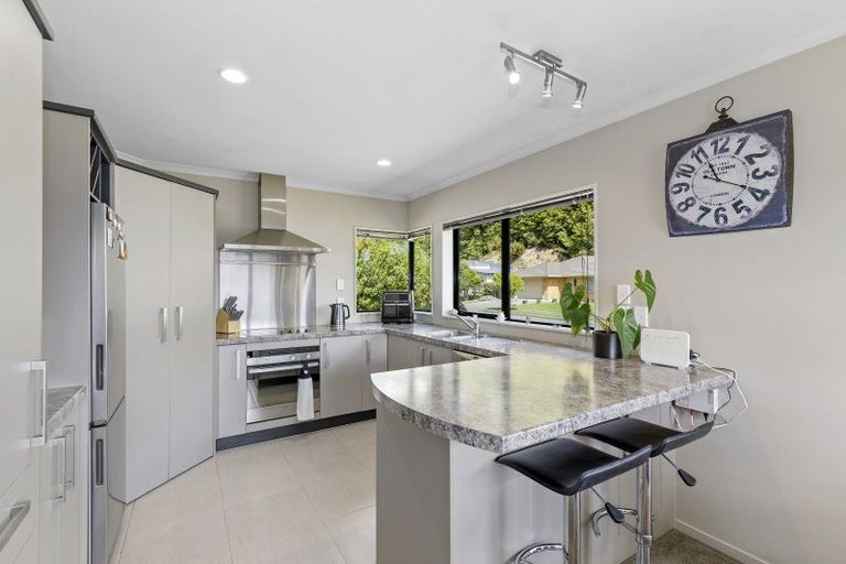 Photo of property in 15 Aragon Grove, Kingsley Heights, Upper Hutt, 5018