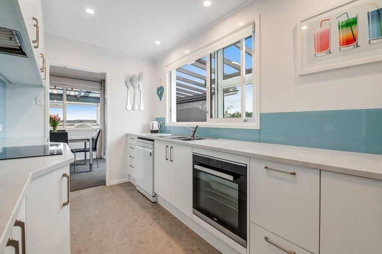 Photo of property in 1/302 Sunset Road, Windsor Park, Auckland, 0632