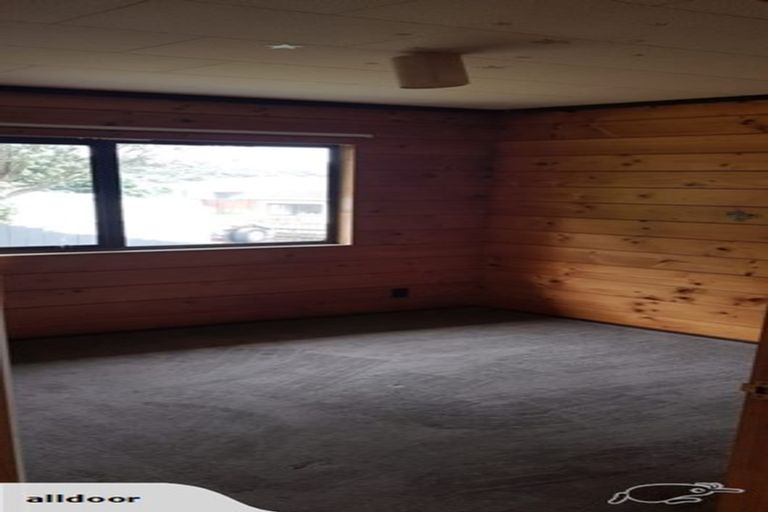 Photo of property in 21 Fernhaven Grove, Newlands, Wellington, 6037