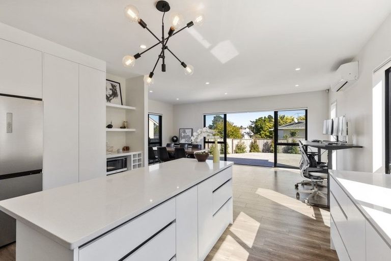 Photo of property in 32a Tupaki Place, Pakuranga Heights, Auckland, 2010