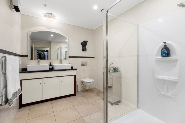 Photo of property in 72 Devonport Road, Tauranga, 3110