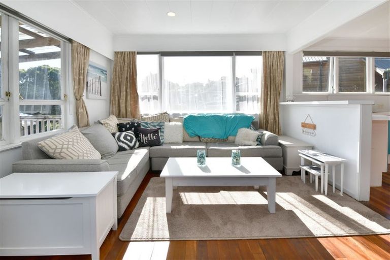 Photo of property in 4a Kathy Terrace, Stanmore Bay, Whangaparaoa, 0932